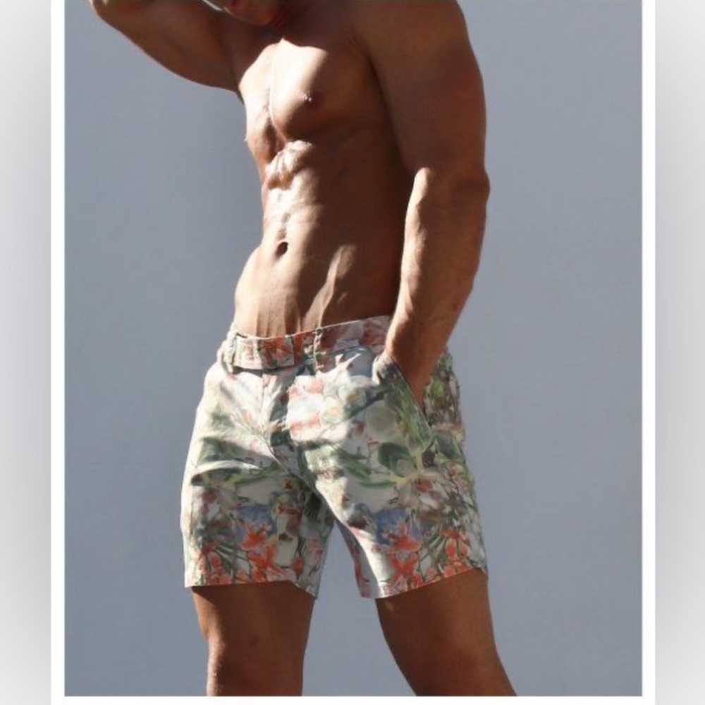 Rufskin Botanik twill shorts tailored fit, vibrant tropical botanical print.